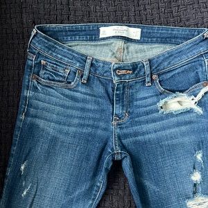 ABERCROMBIE W27 L31 4S ripped jeans